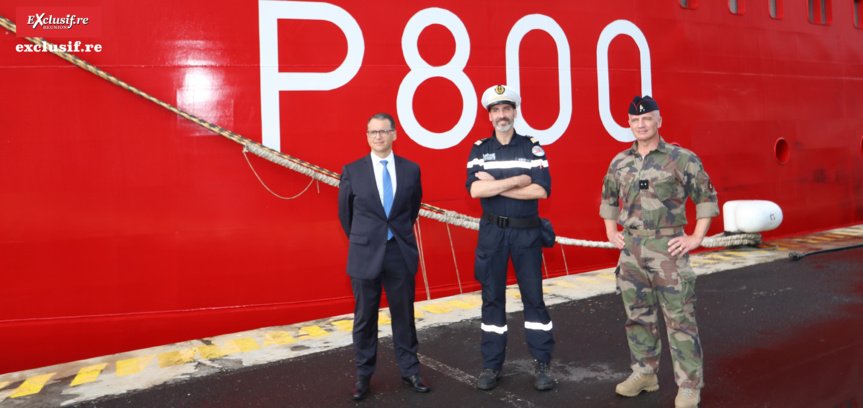 Thierry Dousset, secrétaire général des TAAF, le pach Alban Simon, commandant du navire, et Laurent Cluzel, commandant supérieur des FAZSOI Thierry Dousset, secrétaire général des TAAF, le pach Alban Simon, commandant du navire, et Laurent Cluzel, commandant supérieur des FAZSOI