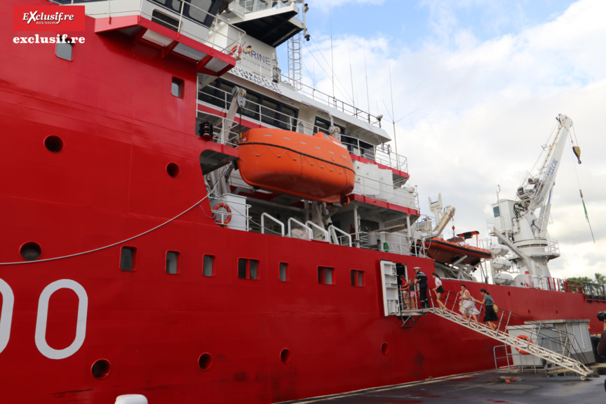 Les familles ont pu monter à bord pour des retrouvailles heureuses Les familles ont pu monter à bord pour des retrouvailles heureuses