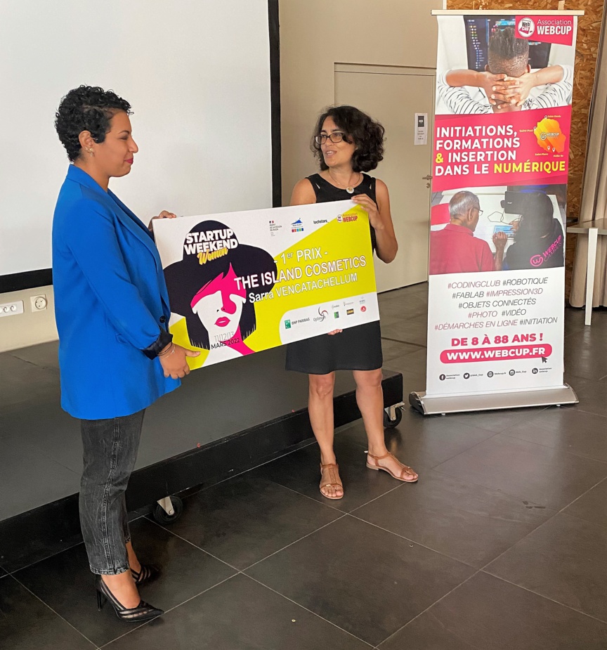 Sara Vencatachellum (en bleu)- 1er prix , remis par Maya Cesari, conseillère régionale déléguée à l'innovation et à la croissance bleue Sara Vencatachellum (en bleu)- 1er prix , remis par Maya Cesari, conseillère régionale déléguée à l'innovation et à la croissance bleue