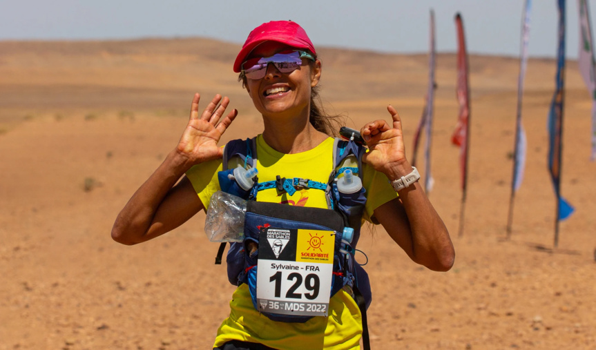 Une Sissi tout sourire à l'arrivée de ce Marathon des Sables: 2ème féminine et 17ème au scratch, une belle performance