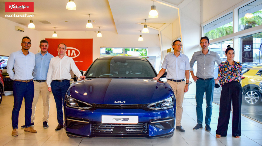A gauche: Alexandre Thiaw-Po-Une, responsable Marketing & Qualité Clients, Vincent Hoarau, responsable Véhicules Electriques groupe Caillé, et Alan Pinson, directeur Kolors Automobiles Saint-Denis. A droite: Marc Bergeretti, directeur général pôle automobile groupe Caillé, Christophe Caillé, Brand manager, et Anna Goupil des Pallières, assistante Marketing & Qualité en alternanc A gauche: Alexandre Thiaw-Po-Une, responsable Marketing & Qualité Clients, Vincent Hoarau, responsable Véhicules Electriques groupe Caillé, et Alan Pinson, directeur Kolors Automobiles Saint-Denis. A droite: Marc Bergeretti, directeur général pôle automobile groupe Caillé, Christophe Caillé, Brand manager, et Anna Goupil des Pallières, assistante Marketing & Qualité en alternanc