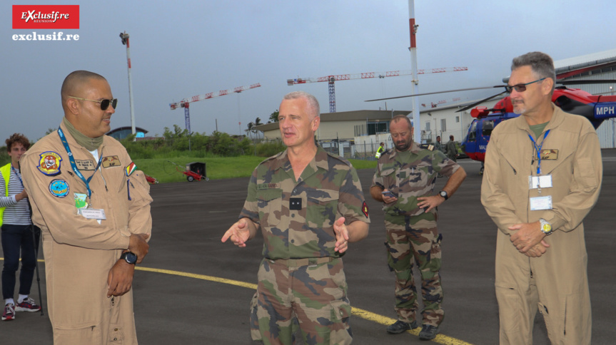 Le général Cluzel (au centre) donnant quelques explications