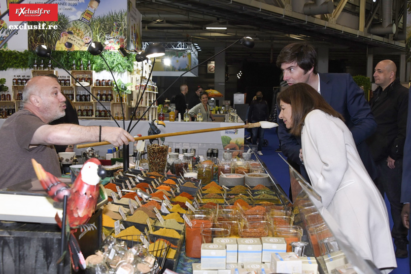 «Sentez-moi ça!»: Armando, fier de ses 400 épices et mélanges, soumet à Anne Hidalgo un échantillon de thés aromatisés et gélifiés «Sentez-moi ça!»: Armando, fier de ses 400 épices et mélanges, soumet à Anne Hidalgo un échantillon de thés aromatisés et gélifiés