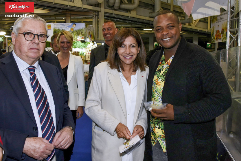 Luidgi Troca, de Rhum Métiss’, a accueilli Anne Hidalgo et lui a présenté les trois stands de La Réunion