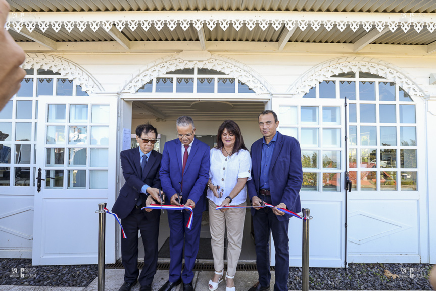 Coupure de ruban avec André Thien Ah Koon, maire du Tampon, Cyrille Melchior, président du Département, Nadine Grondin, présidente de l’ASAR , et Frédéric Vienne, président de la Chambre d'Agriculture