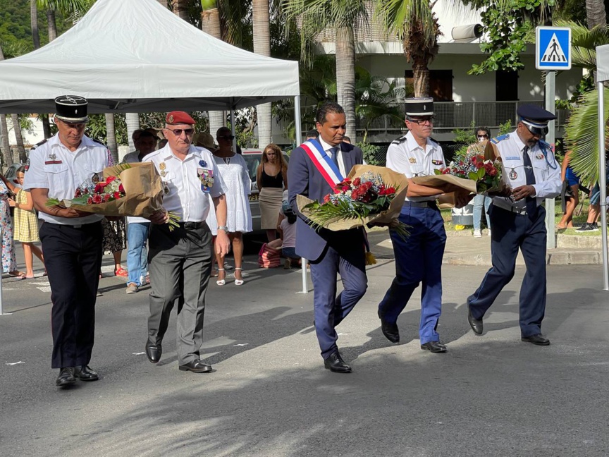 Dépôt de gerbes au Monument aux Morts de Saint-Leu Dépôt de gerbes au Monument aux Morts de Saint-Leu