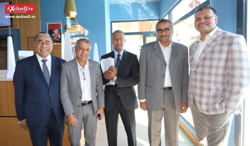 Donald Payen, Younous Ravate, Salim Joomun, Zakaria Omarjee, directeur d'Air Mauritius Réunion, et Arvind Bundhun Donald Payen, Younous Ravate, Salim Joomun, Zakaria Omarjee, directeur d'Air Mauritius Réunion, et Arvind Bundhun