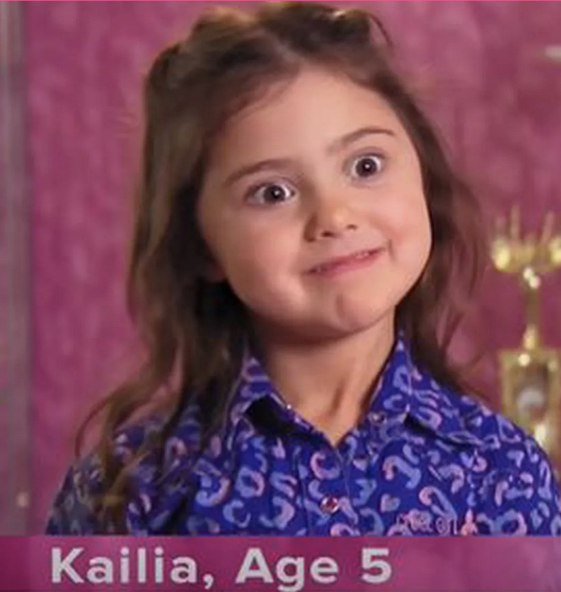 Elle a commencé à se faire remarquer à la télévision à l'âge de 5 ans Elle a commencé à se faire remarquer à la télévision à l'âge de 5 ans