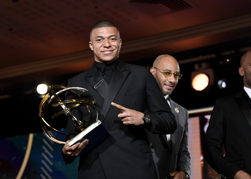 Kylian Mbappé et son trophée Kylian Mbappé et son trophée