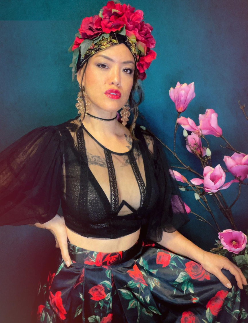 Helen adore poser dans différentes tenues... Helen adore poser dans différentes tenues...