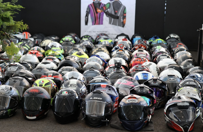 Casques alignés...