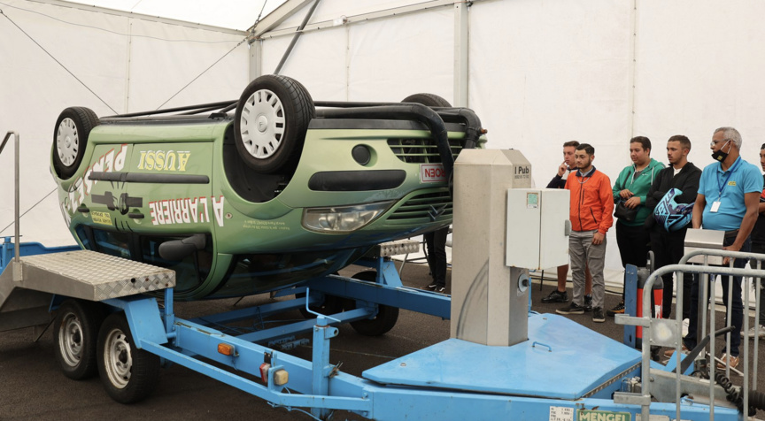 La sécurité routière n'a pas été oubliée: simulation d'accident avec la voiture-tonneau