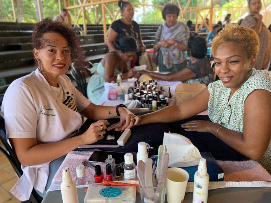 Au stand onglerie... Au stand onglerie...