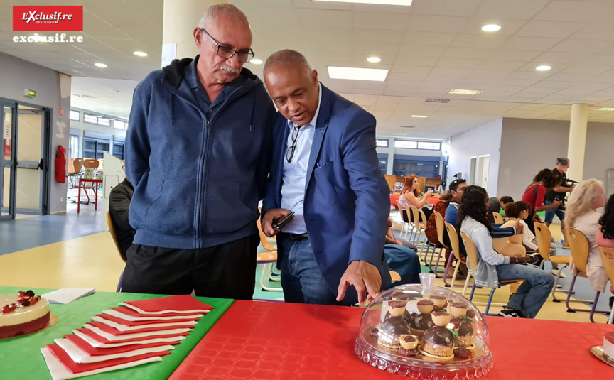 Le premier magistrat devant l'une des pâtisseries du concours