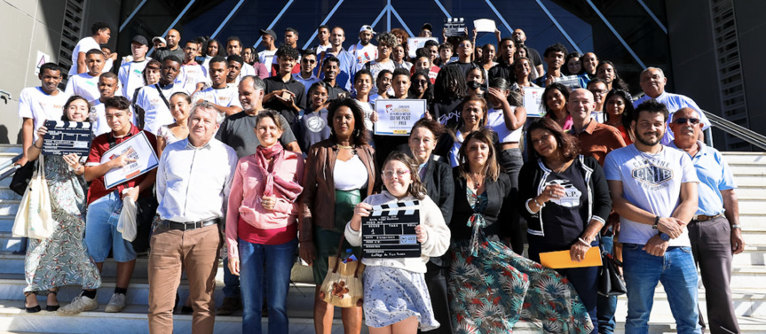 La photo de famille sur les marches de la Pyramide inversée La photo de famille sur les marches de la Pyramide inversée