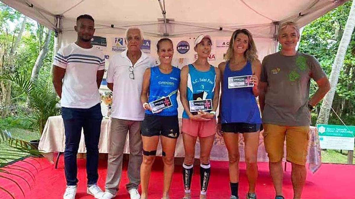 Eric Santon, conseiller départemental, Jean-Claude Prianon, président de la Ligue Réunionnaise d'Athlétisme et Fabrice Morilhat, président de BNA, aux côtés du podium féminin composé de: Isabelle Lamy, Fatima Hibon et Amandine Dumas