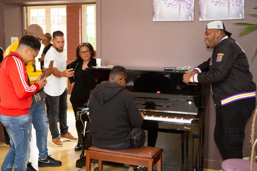 Cédric d'Analyse au piano et le groupe PLL ont mis l'ambiance Cédric d'Analyse au piano et le groupe PLL ont mis l'ambiance