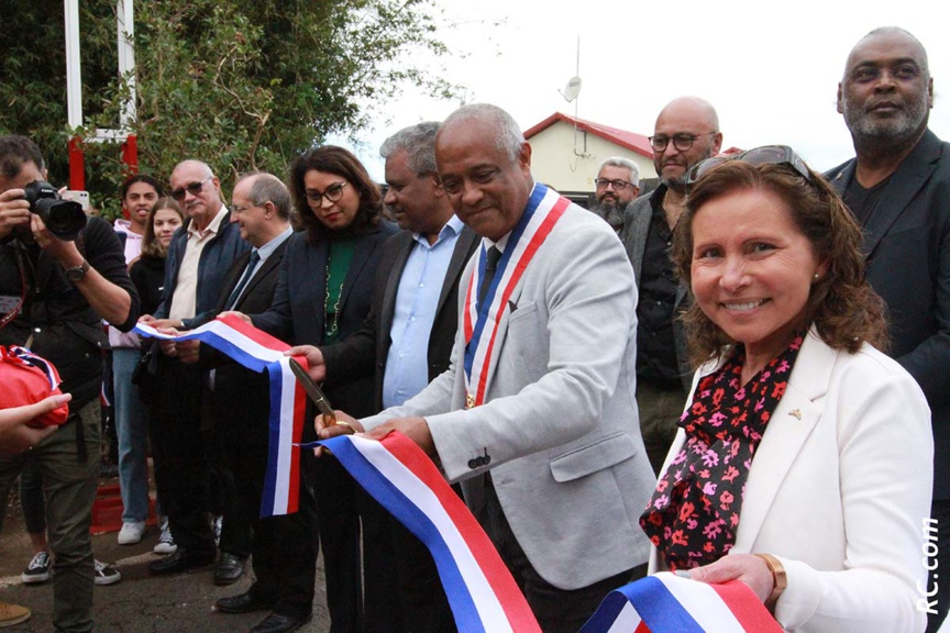 La cérémonie du ruban à l'entrée de la fête