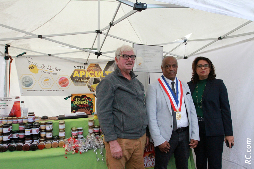 Bernard Savreux, médaillé d'or au Salon de l'Agriculture de Paris 2022 pour sa confiture au letchis, le maire de la Plaine des Palmistes Johnny Payet  et la conseillère départementale Sophie Arzal