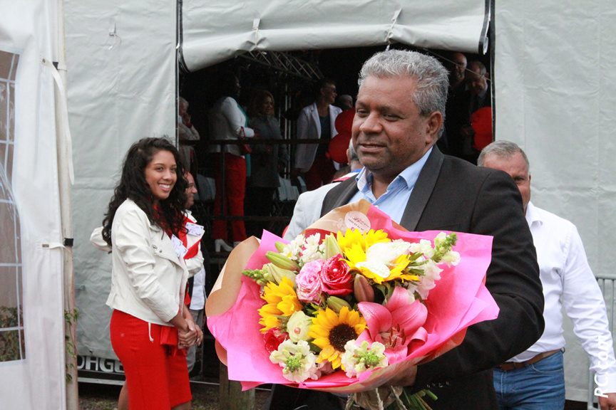 Un joli bouquet de fleurs offert par les hôtesses au député Jean-Hugues Ratenon
