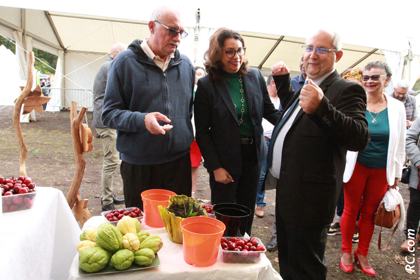 Joseph-Luçay Chevalier, conseiller municipal, Sophie Arzal  conseillère départementale et Stéphane Fouassin, maire de la Salazie : « Chouchou avec goyavier lé gaillard »