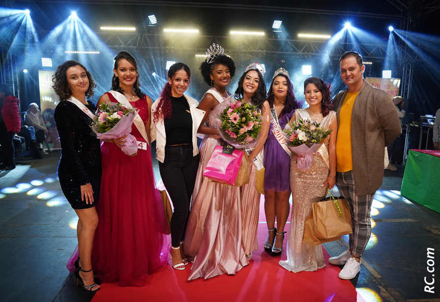 Des beautés Palmiplainoises et des partenaires de la soirée posent pour la photo-souvenir
