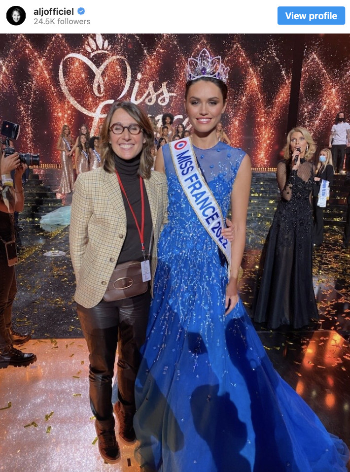 Alexia Laroche-Joubert aux côtés de Diane Leyre sur la scène du Zénith de Caen en décembre dernier à la finale Miss France 2022 (photo Instagram)