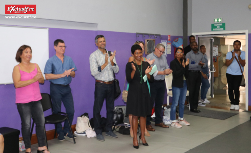 Sous les applaudissements du public présent... Sous les applaudissements du public présent...