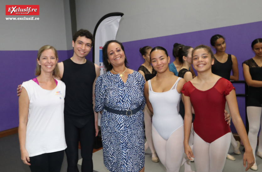Dorian Plasse aec Sonia Bardinot, élue à la Culture, et trois danseuses