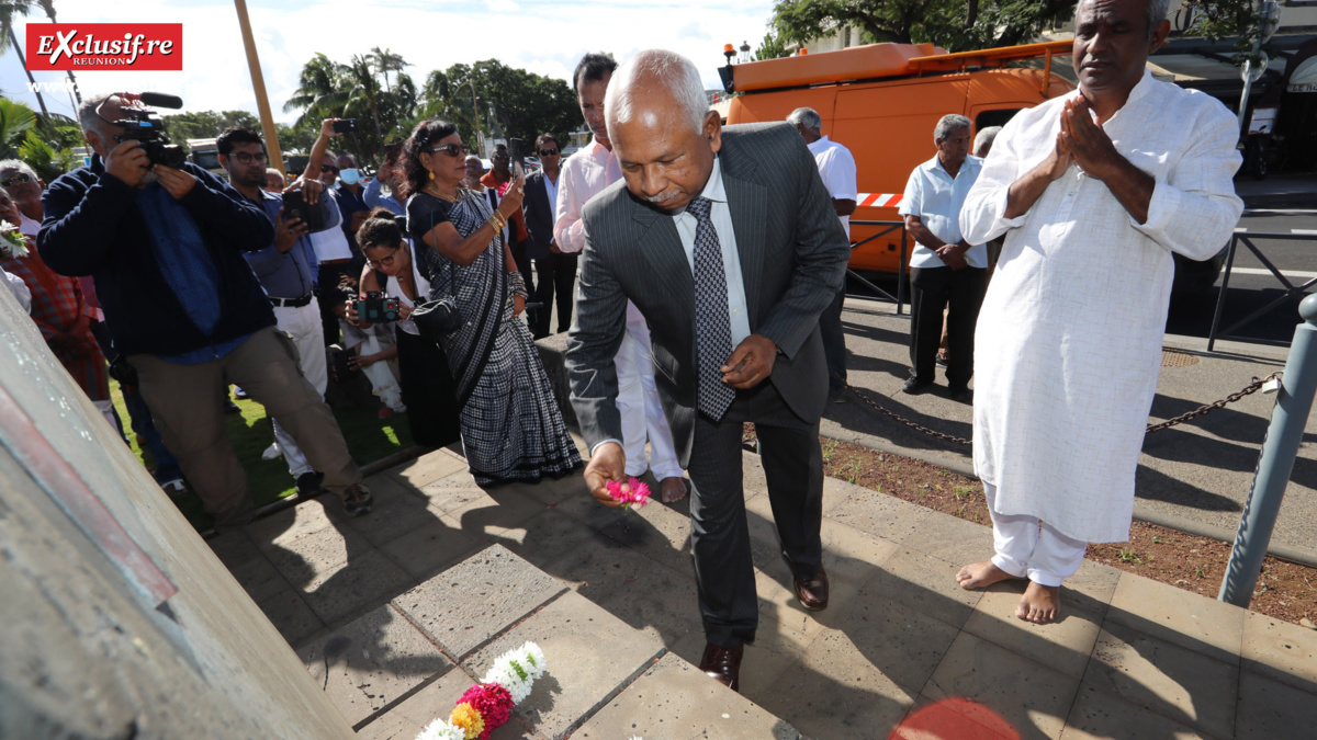 Le consul a déposé une gerbe Le consul a déposé une gerbe
