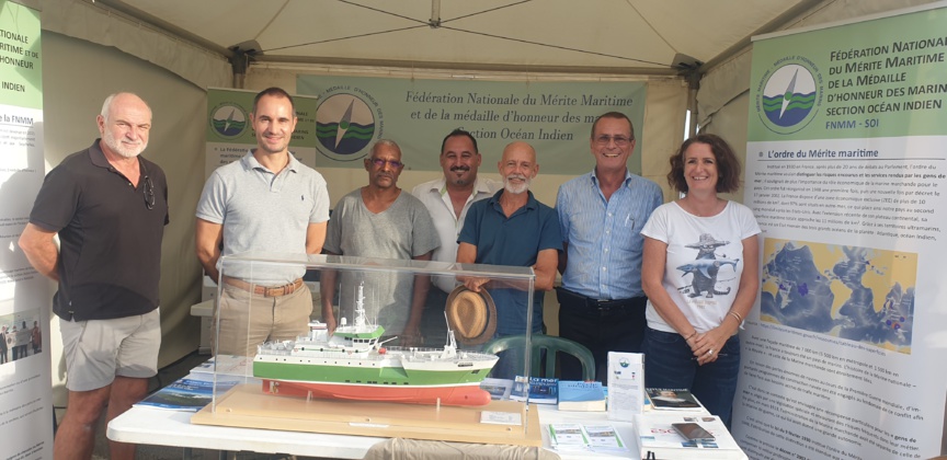 Le stand de la section Océan Indien de la FNMM, avec Pascal Bayle, Sébastien Camus, Jack Rica, Thierry Clot, Stéphane Ciccione, Bernard Salva et Emilie Richard Le stand de la section Océan Indien de la FNMM, avec Pascal Bayle, Sébastien Camus, Jack Rica, Thierry Clot, Stéphane Ciccione, Bernard Salva et Emilie Richard