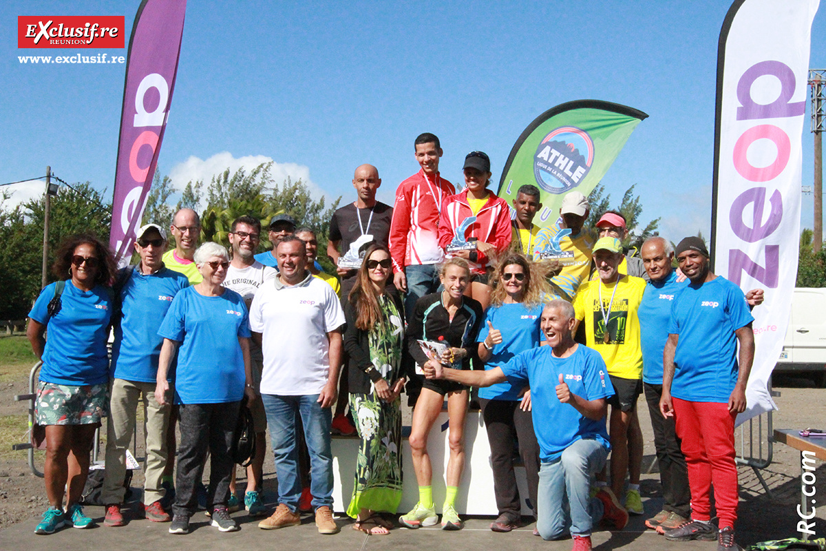 Champions et organisateurs réunis pour la photo de famille