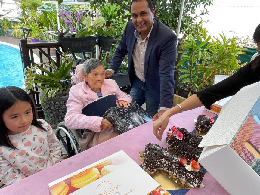 Le maire Bruno Domen est allé lui souhaiter une joyeux anniversaire! Le maire Bruno Domen est allé lui souhaiter une joyeux anniversaire!