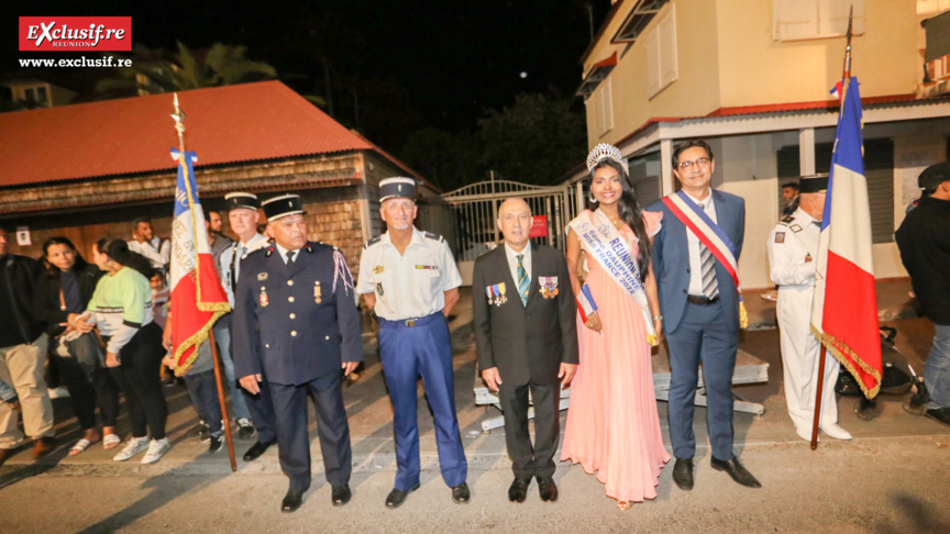 Les officiels du défilé: le commandant des pompiers de la commune, le commandant de la Gendarmerie de l'Entre-Deux, Eric Leveneur, président de la section des Anciens Combattants, Dana Virin, Miss Réunion 2021, 6ème dauphine Miss France 2022, et Bachil Valy, maire de l'Entre-Deux