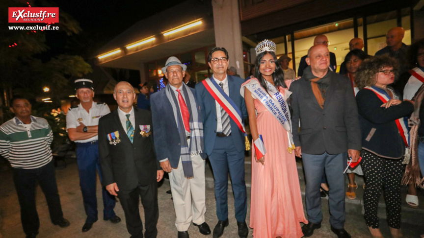 Devant la mairie de l'Entre-Deux Devant la mairie de l'Entre-Deux