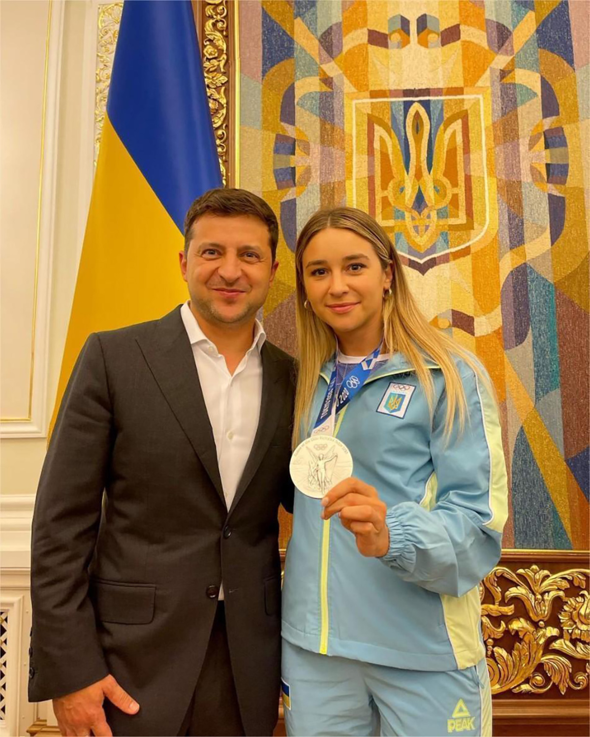 Volodymyr Zelensky, président de l'Ukraine, et Anzhelica Terliuga, championne du monde de karaté Volodymyr Zelensky, président de l'Ukraine, et Anzhelica Terliuga, championne du monde de karaté