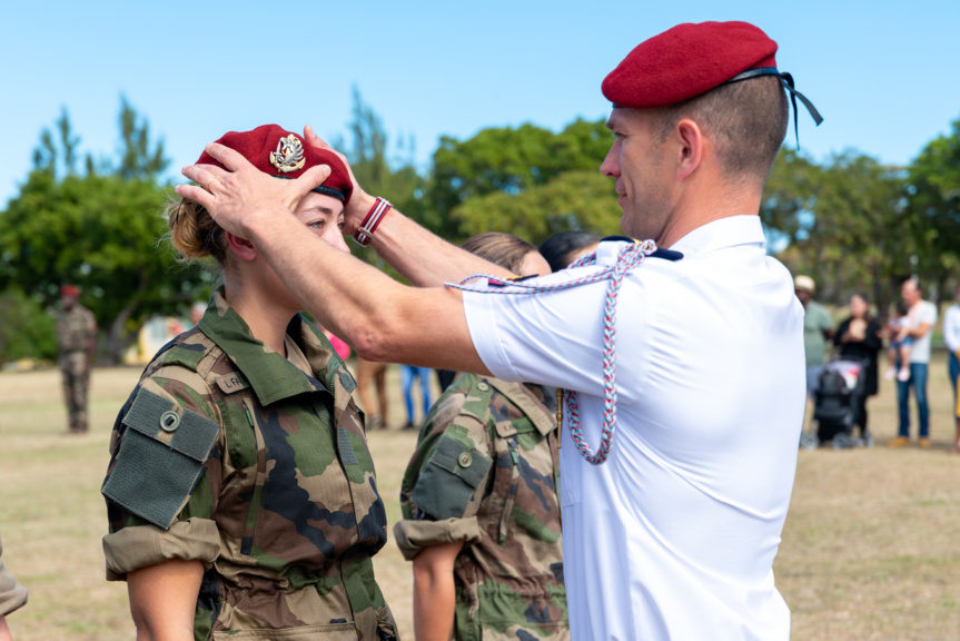 Remise du béret accompagné de l'insigne des parachutistes d’infanterie de marine des mains du chef de corps, le colonel Fabien Striffling