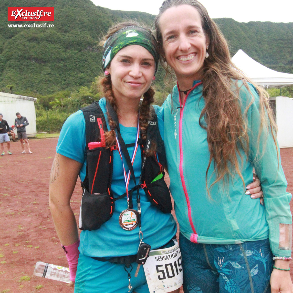 Xena Gray-Payet félicite son amie qui a remporté la victoire féminine en relais