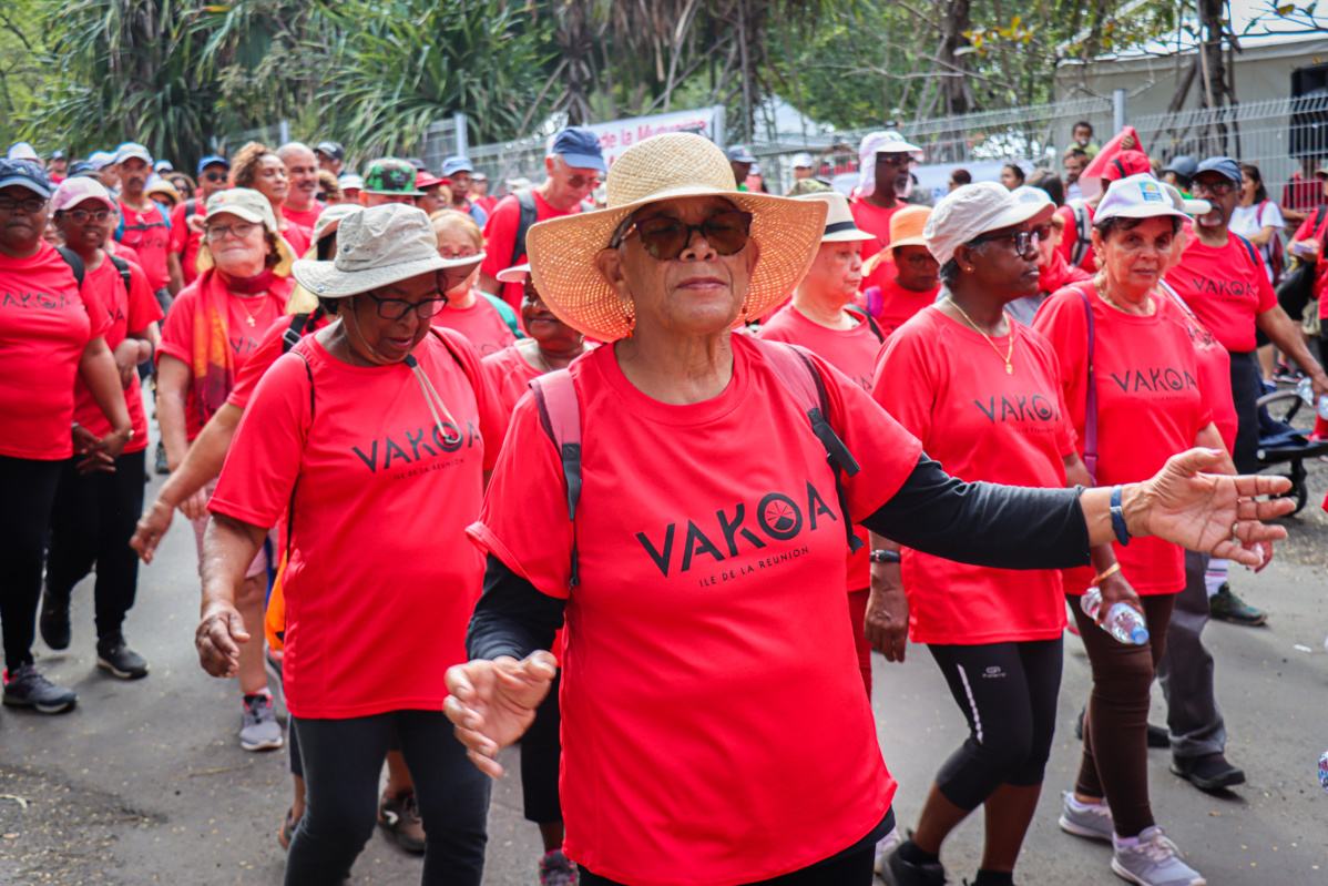 Y a pas d'âge pour marcher. Bravo madame !