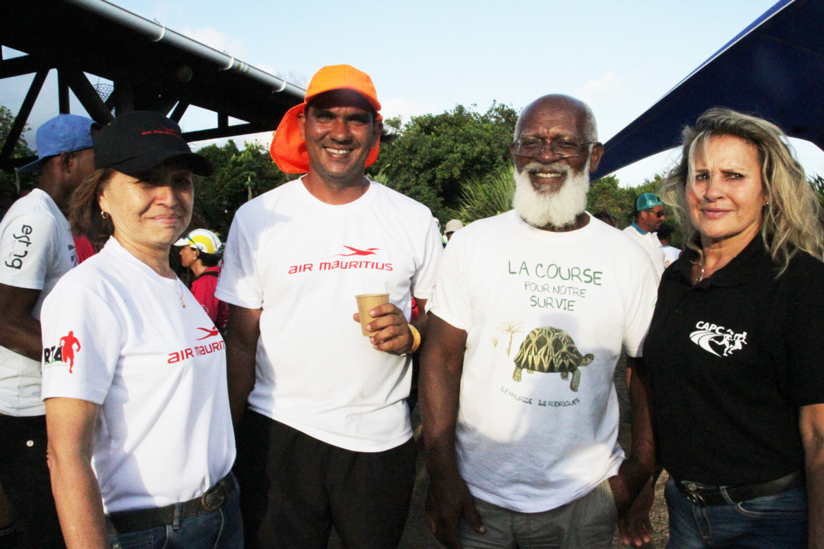 Trois piliers du Trail de Rodrigues: Nathalie Biram de Air-Mauritius, Arnaud Meunier et Aurèle André de la Réserve des Tortues, et Marlène Chane See Chu, co-organisatrice du Trail du Volcan qui est jumelé au Trail de Rodrigues