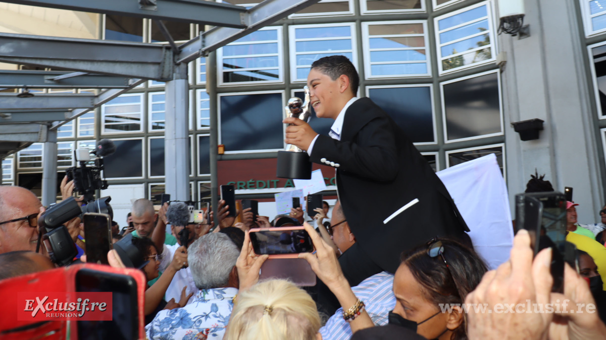 Raynaud porté en triomphe! Raynaud porté en triomphe!