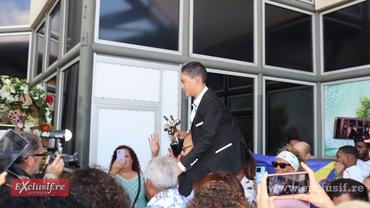 The Voice Kids: le retour triomphal de Raynaud Sadon à l'aéroport The Voice Kids: le retour triomphal de Raynaud Sadon à l'aéroport