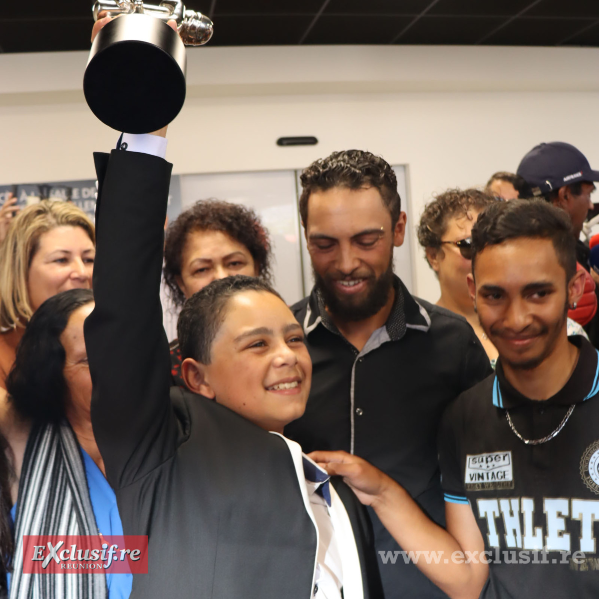 The Voice Kids: le retour triomphal de Raynaud Sadon à l'aéroport The Voice Kids: le retour triomphal de Raynaud Sadon à l'aéroport