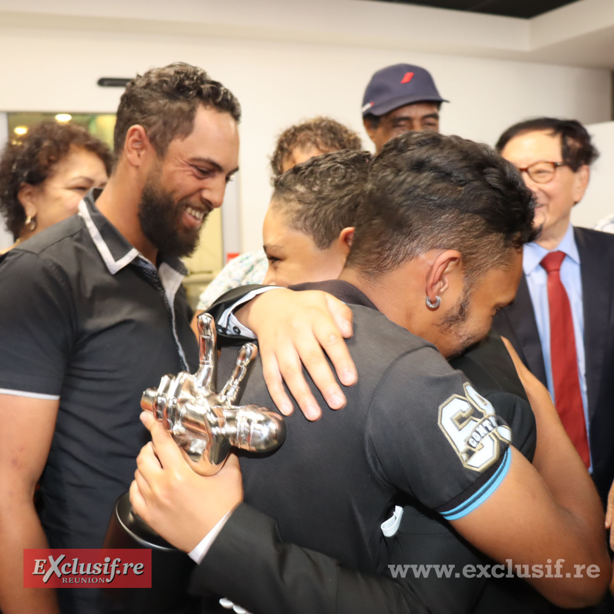 The Voice Kids: le retour triomphal de Raynaud Sadon à l'aéroport The Voice Kids: le retour triomphal de Raynaud Sadon à l'aéroport