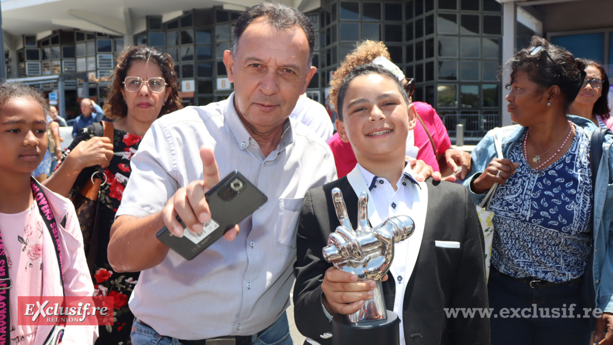 The Voice Kids: le retour triomphal de Raynaud Sadon à l'aéroport The Voice Kids: le retour triomphal de Raynaud Sadon à l'aéroport