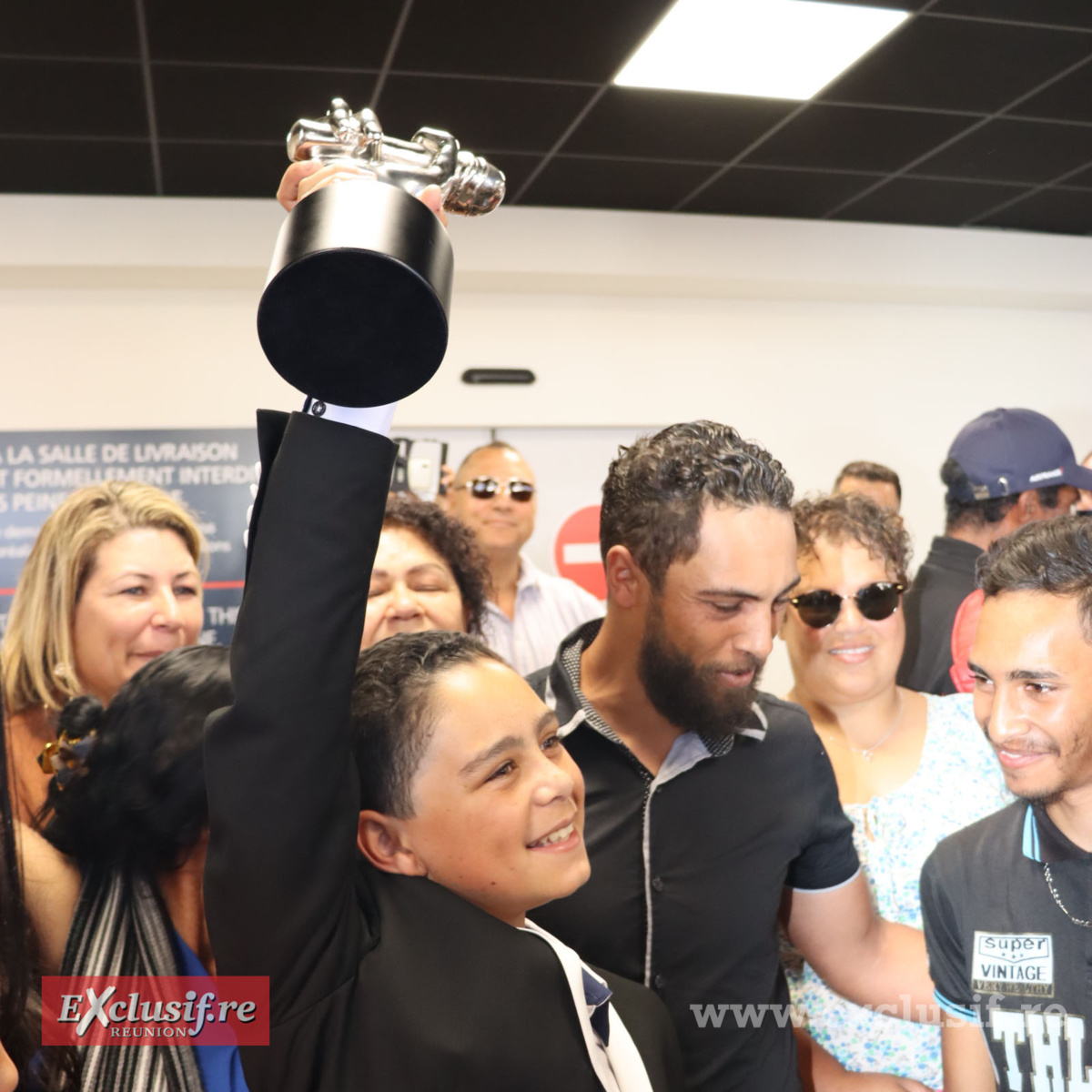 The Voice Kids: le retour triomphal de Raynaud Sadon à l'aéroport The Voice Kids: le retour triomphal de Raynaud Sadon à l'aéroport