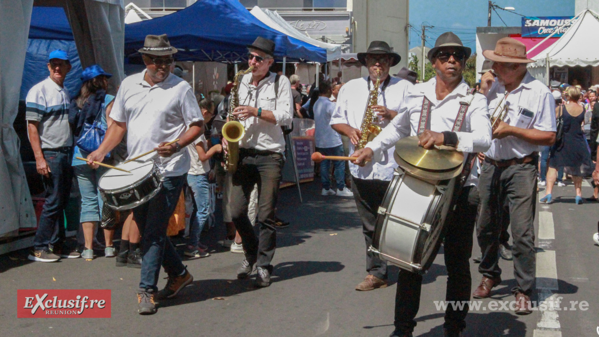 L'orchestre en cuivre dans les rues de la ville