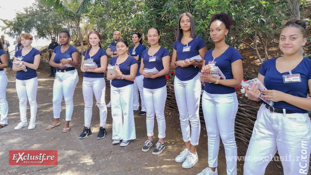 Des hôtesses d'accueil à l'entrée du parc