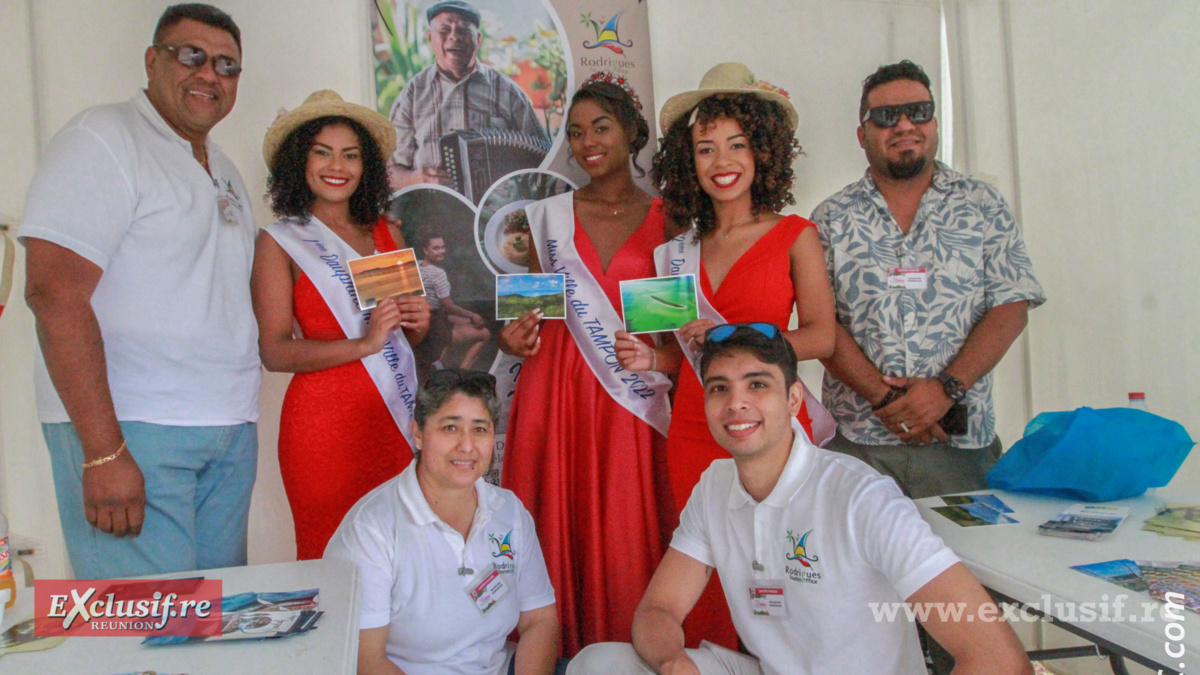 Chloë Lauret, Miss Ville du Tampon 2022 et ses dauphines, accueillies dans le stand de l'île Rodrigues