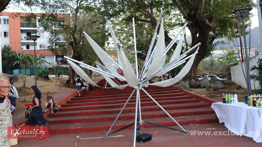 6 fleurs de lotus ont été installées sur l'Escalier Rouge 6 fleurs de lotus ont été installées sur l'Escalier Rouge